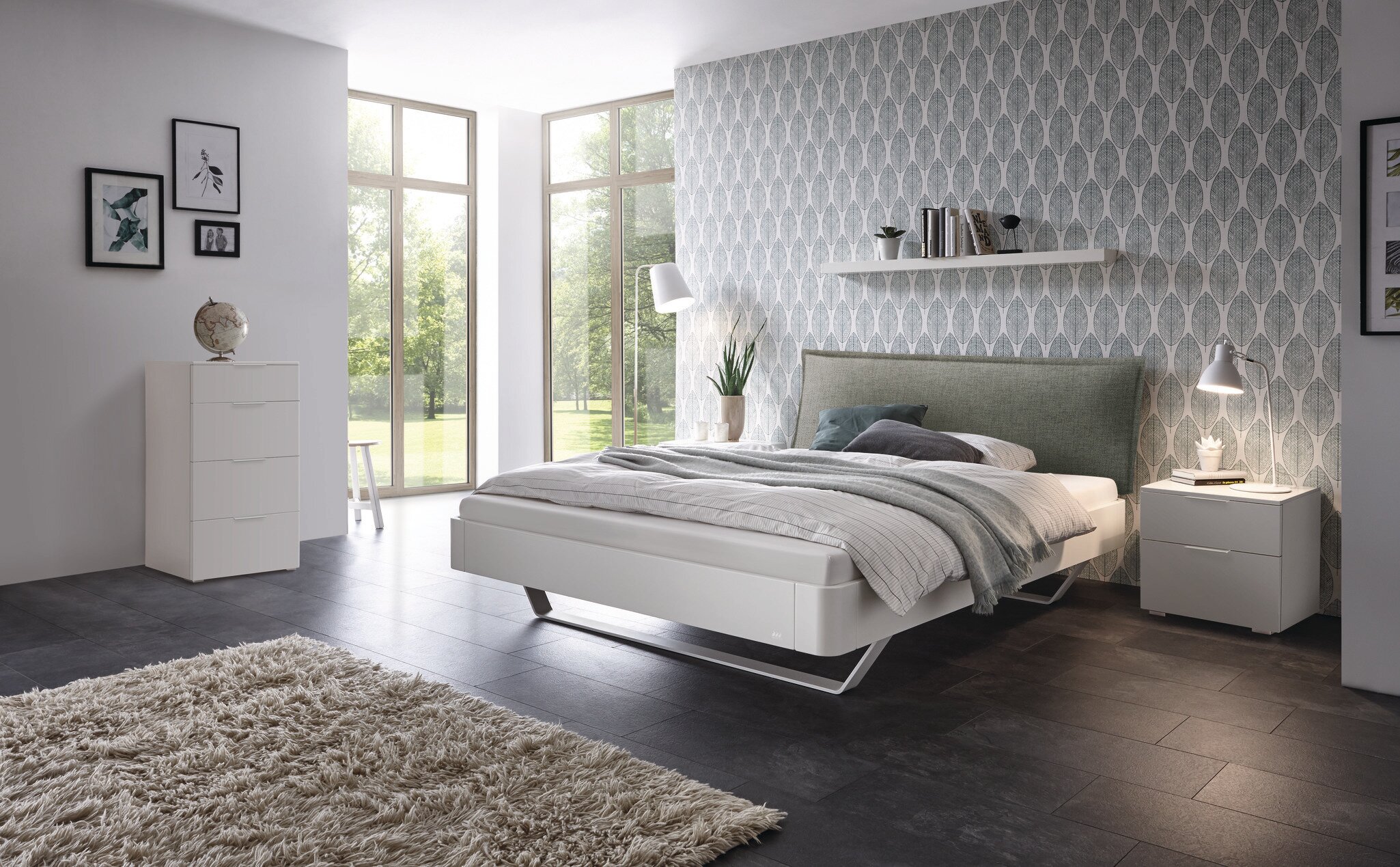 Fine-Line Syma 18 Bettrahmen in 10-MDF weiss deckend mit Slitto Füssen und Cussina Kopfteil