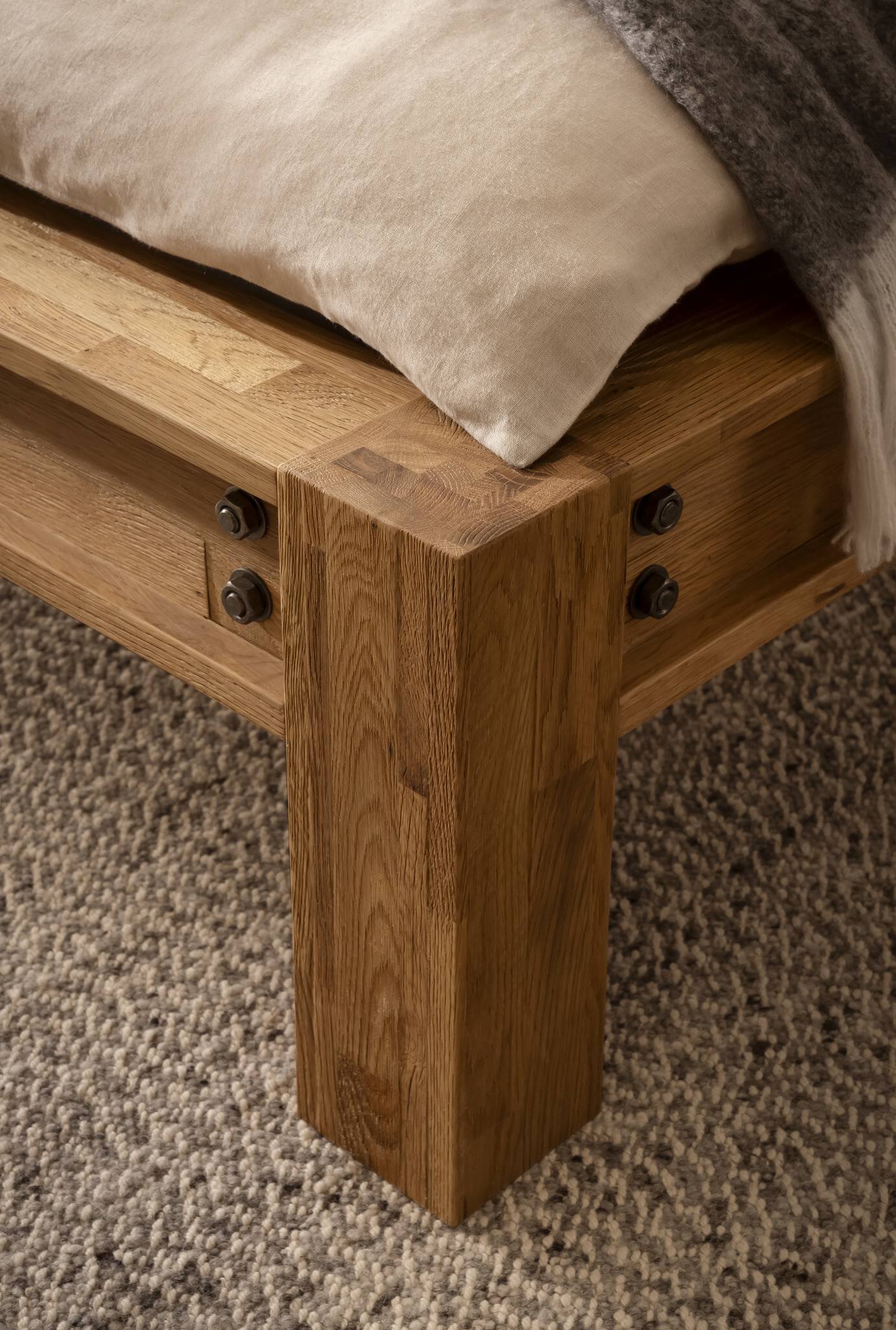 San Stefano Bett Detail Fuß und Verschraubung