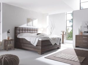 B2.28-Massiva-Box-26-in-333-Casual-olive-und-98-Wildeiche-coffee-Otino-Füsse-in-45-Iron-Lille-XL-Kopfteil-in-333-Casual-olive