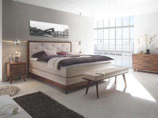 B4.16-Elegant-Box-26-in-600-Kitana-beige-und-85-Nussbaum-Masi-Füsse-in-85-Nussbaum-Silvano-Kopfteil-in-600-Kitana-beige-und-85-Nussbaum
