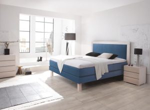 B6.28-Modern-Box-26-in-393-Alpina-navy-Tucan-Füsse-in-09-Buche-weiss-lasiert-St.-Moritz-Kopfteil-in-393-Alpina-navy-und-09-Buche-weiss-lasiert